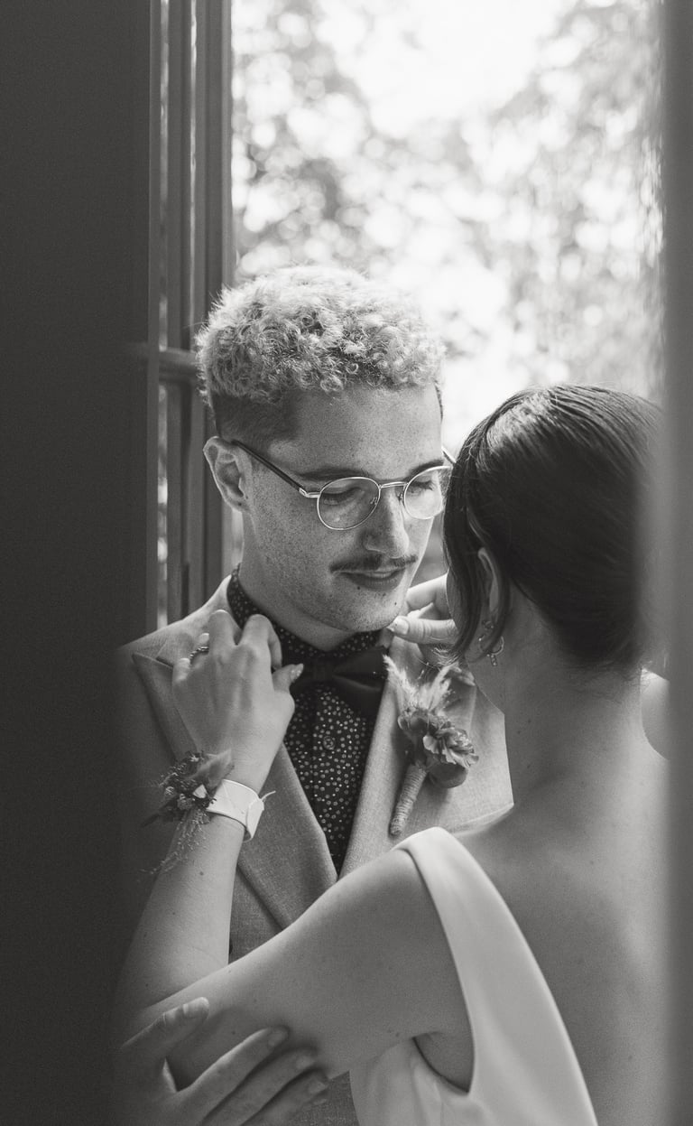 photo d'une femme remettant le noeud papillon de son mari