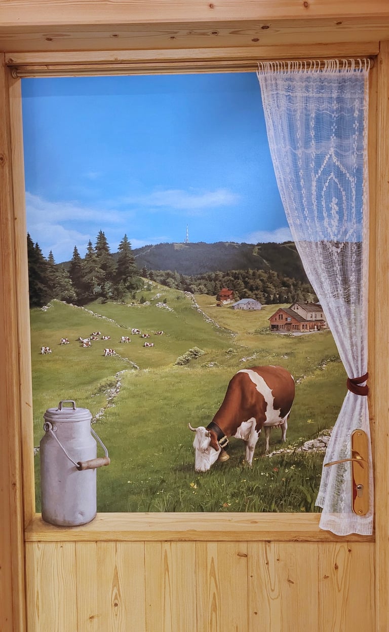 Paysage jurassien en trompe-l'oeil sur une porte. Faux bois, rideau, vaches, pot à lait