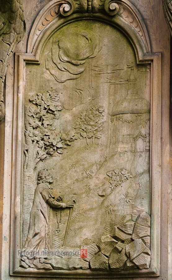 Kolejna płaskorzeźba ukazuje świętego wspierającego się na kosturze, idącego pątniczą ścieżką.