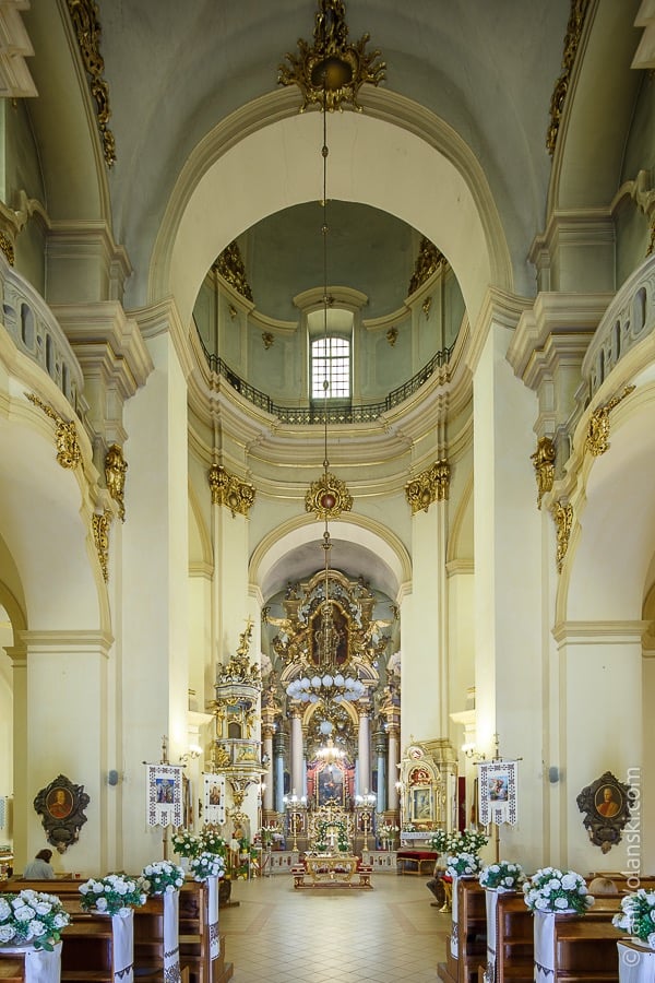 Zdjęcie przedstawiające wnętrze katedry św. Jóra we Lwowie, ozdobione złotymi detalami i ikonostasem