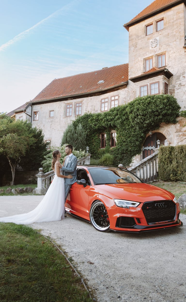 Hochzeitsfotograf Coburg: Brautpaar-Shooting mit Audi vor Schloss Hohenstein.