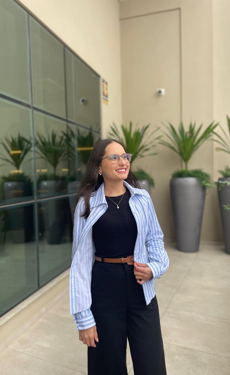 Mulher em pé usando uma camisa slim listrada