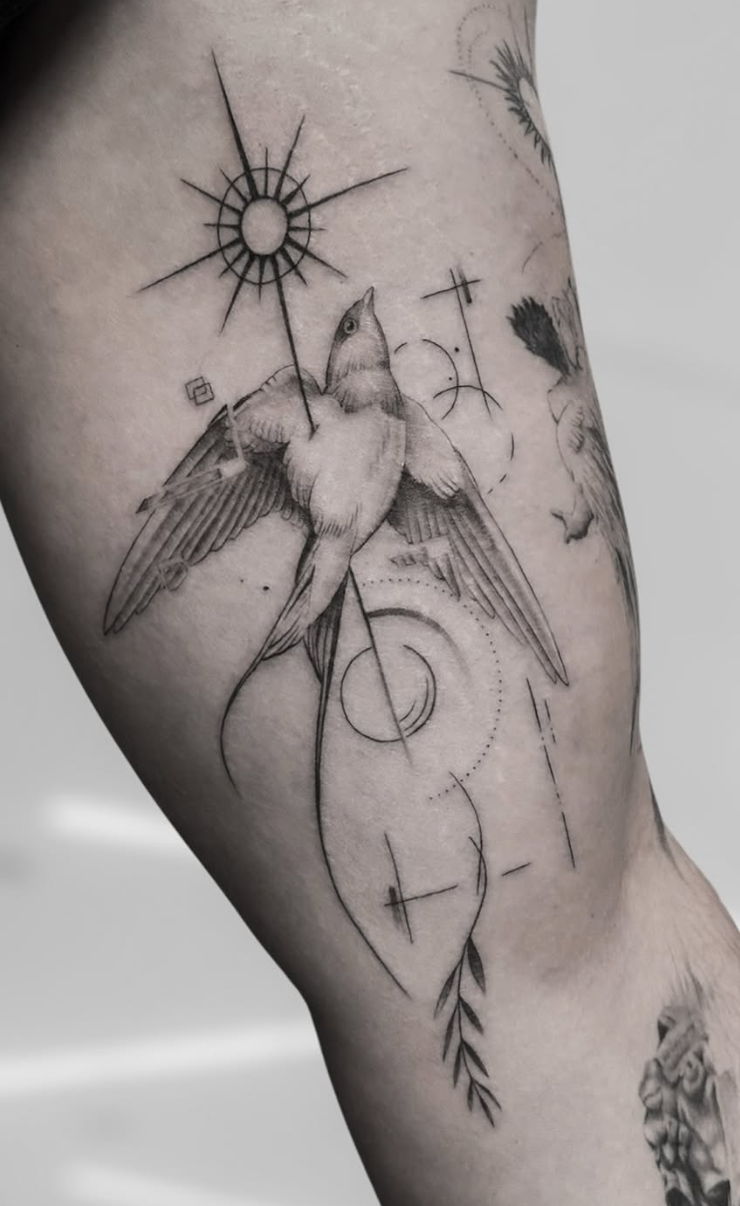 Tatuaje fineline golondrina en vuelo con sol y elementos geométricos madrid