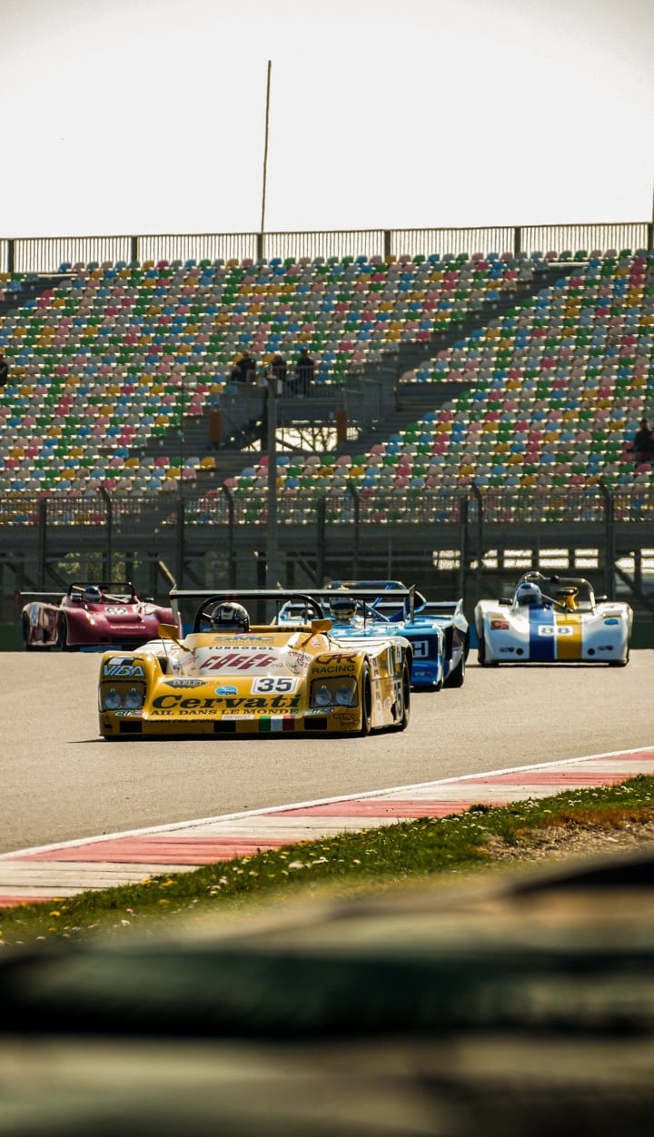 Voiture de course et gradins du circuit de magny-Cours