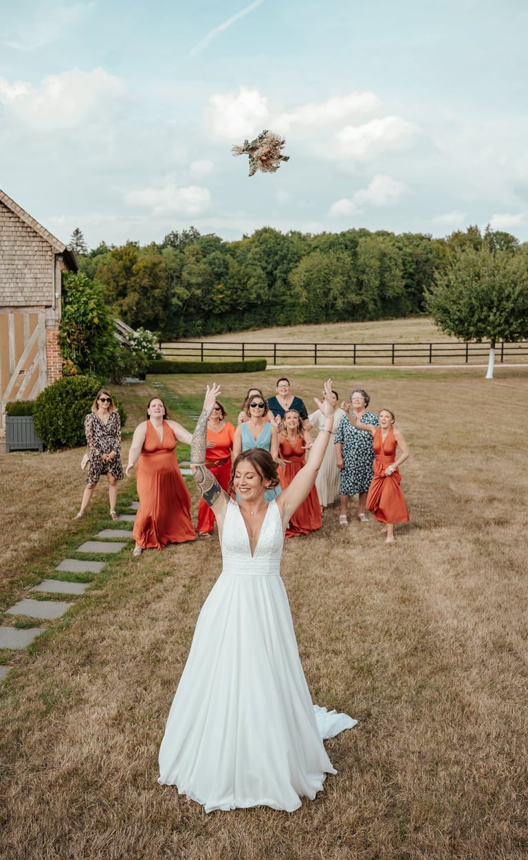 Le jeté de bouquet, Justine lance gracieusement son bouquet derrière elle au domaine à Nantes.