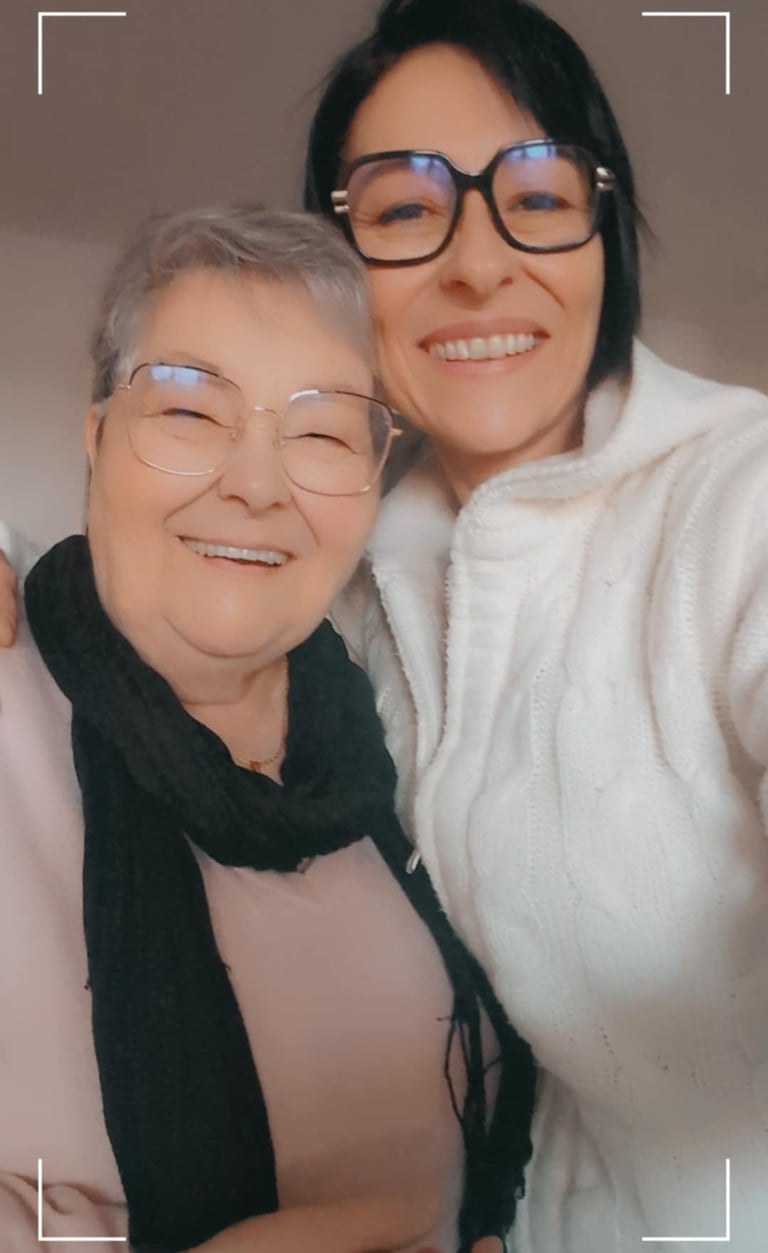 Portrait souriant et complice de deux femmes, une mère et sa fille, prise en plan ra