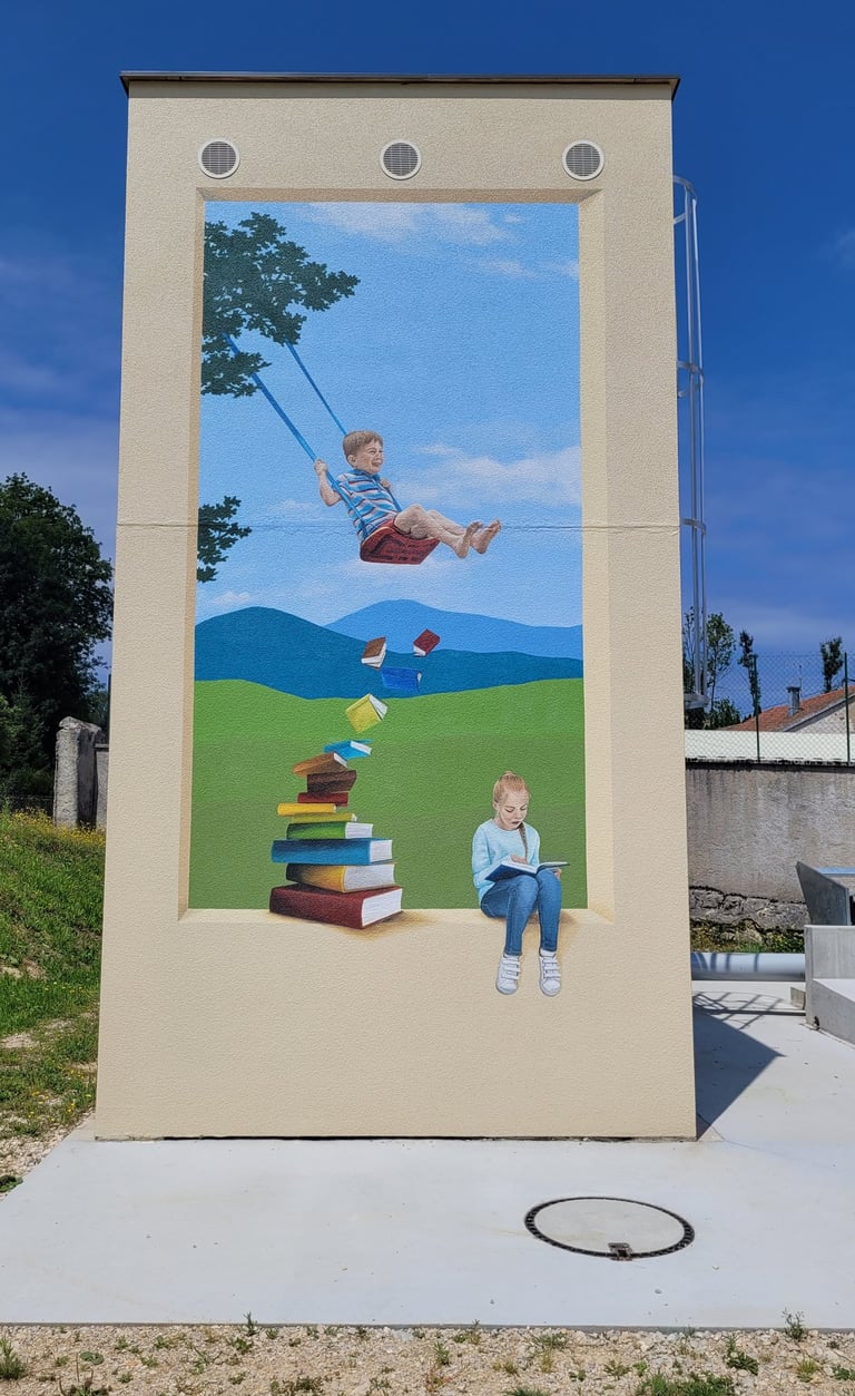Fresque sur façade. Comme une ouverture dans un mur avec fond paysagé où des enfants jouent.
