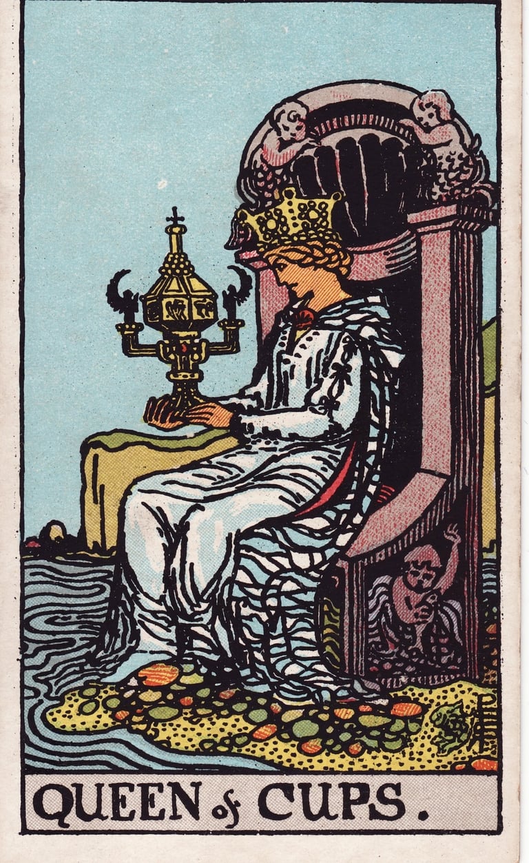 Queen of Cups Tarot Card Meaning Reading Description – Discover the meaning of the Queen of Cups 