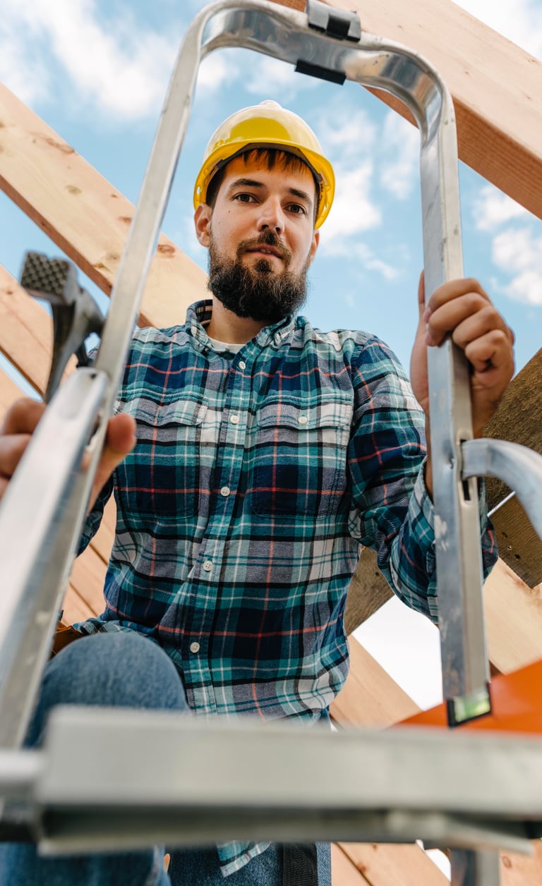 Hombre trabajando en construcción