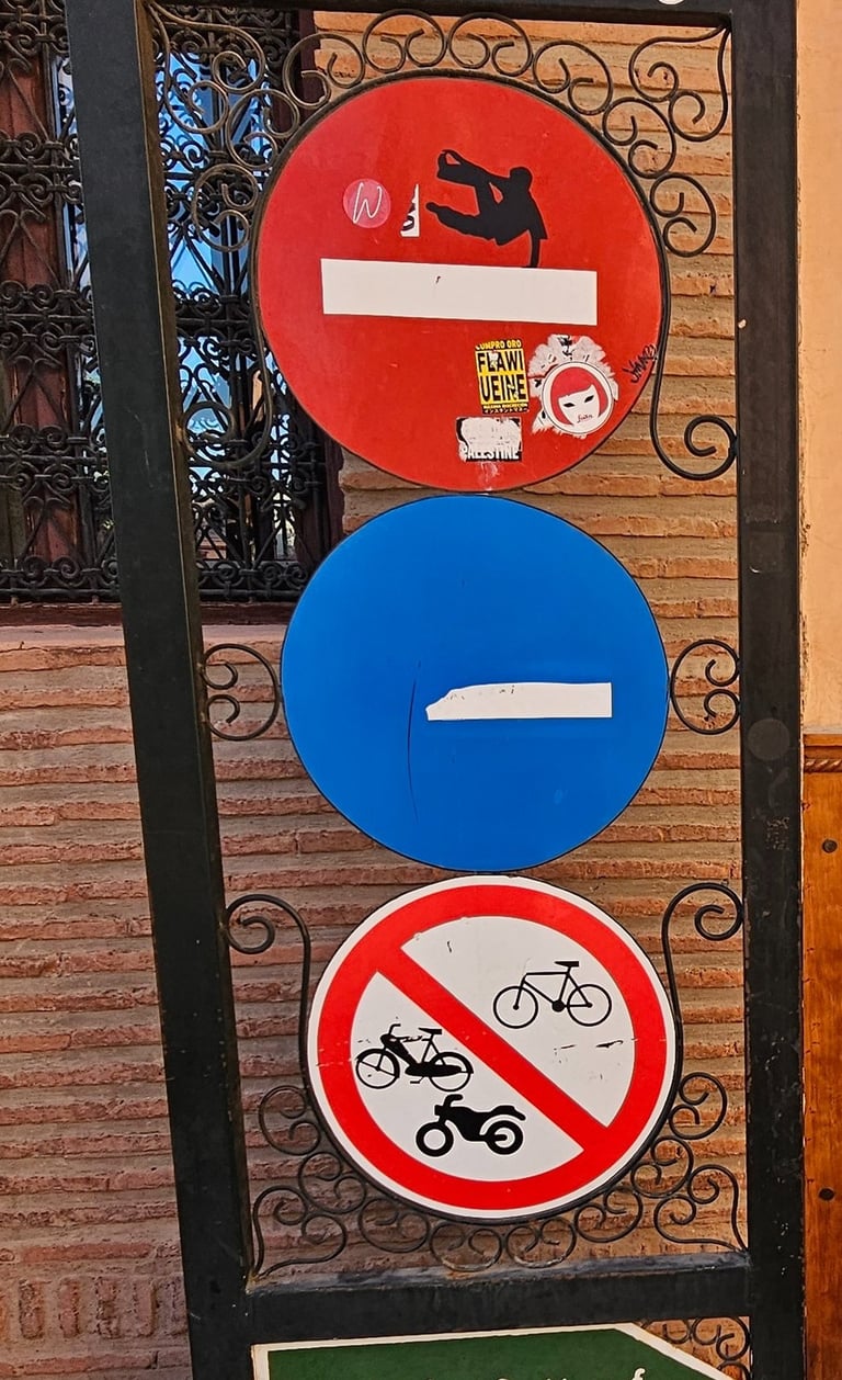Détournement de panneaux de signalisation représentant un homme faisant du parkour sur un sens inter
