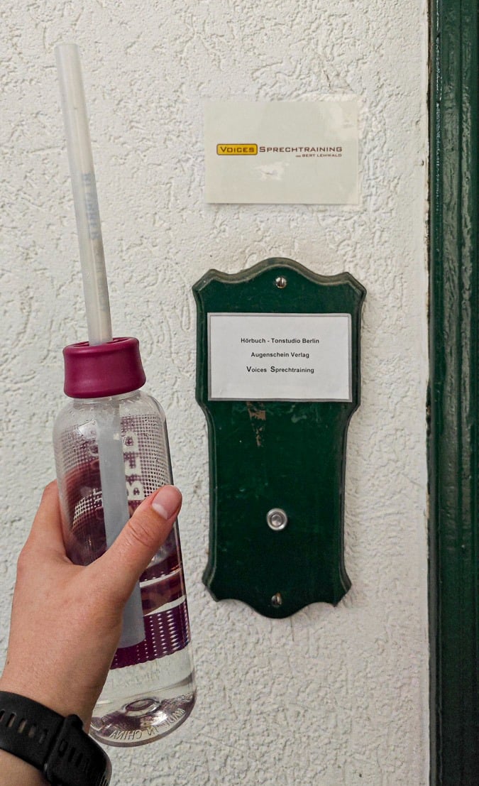 Mit Blubberschlauch und Spielfreude beim Hörbuch Tonstudio Berlin zur Existence Hörspielaufnahme