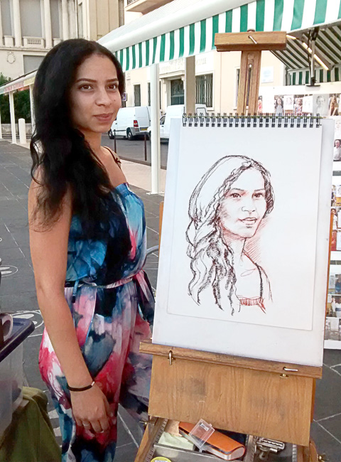 Jeune femme à côté d'un joli portrait d'elle-même, réalisé à la sanguine et posé sur un chevalet