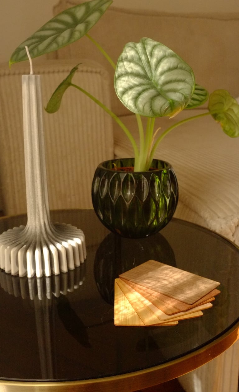 Cartes RFID en bois posées sur une table élégante, produits Keywave pour hôtel de luxe
