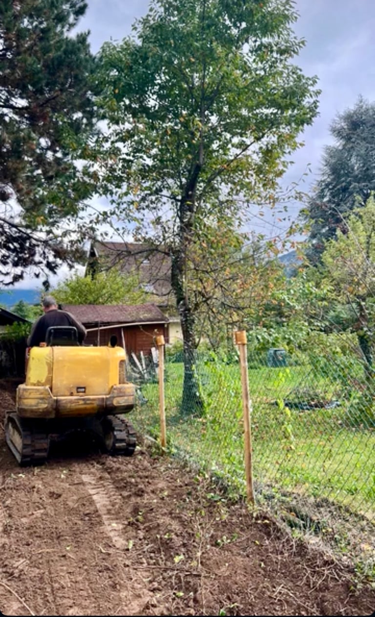 Pelle mécanique en train de niveler un terrain à Doussard, terrassement au bout du lac d’Annecy