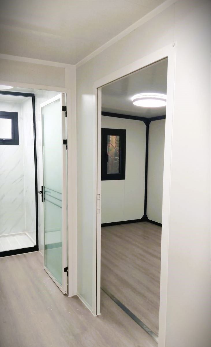 Intérieur soigné d'une maison préfabriquée inspirée d'un mobilhome.