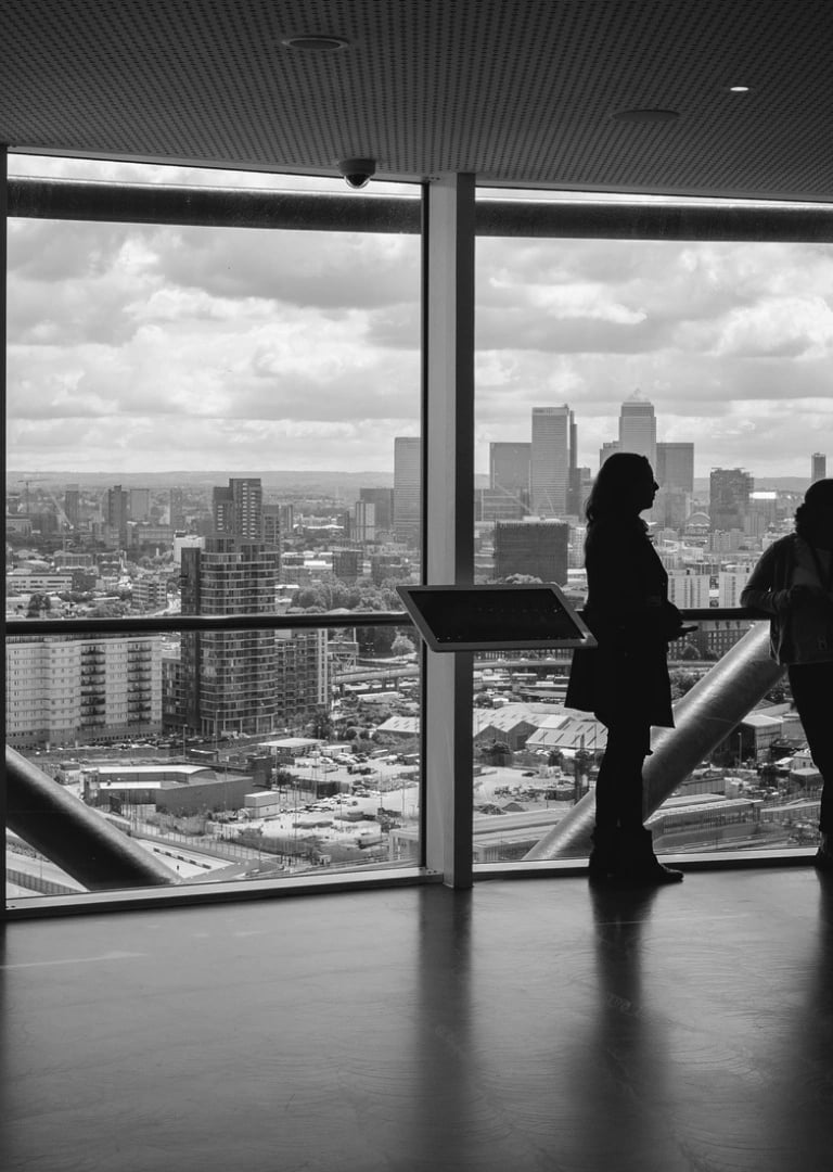 Cliente, Candidato y Asociado cerrando un trato con la vista de una ciudad a espaldas.