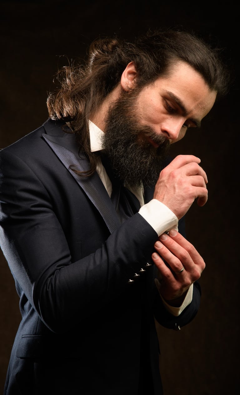 Anthony Vuillemin en costume de marié 