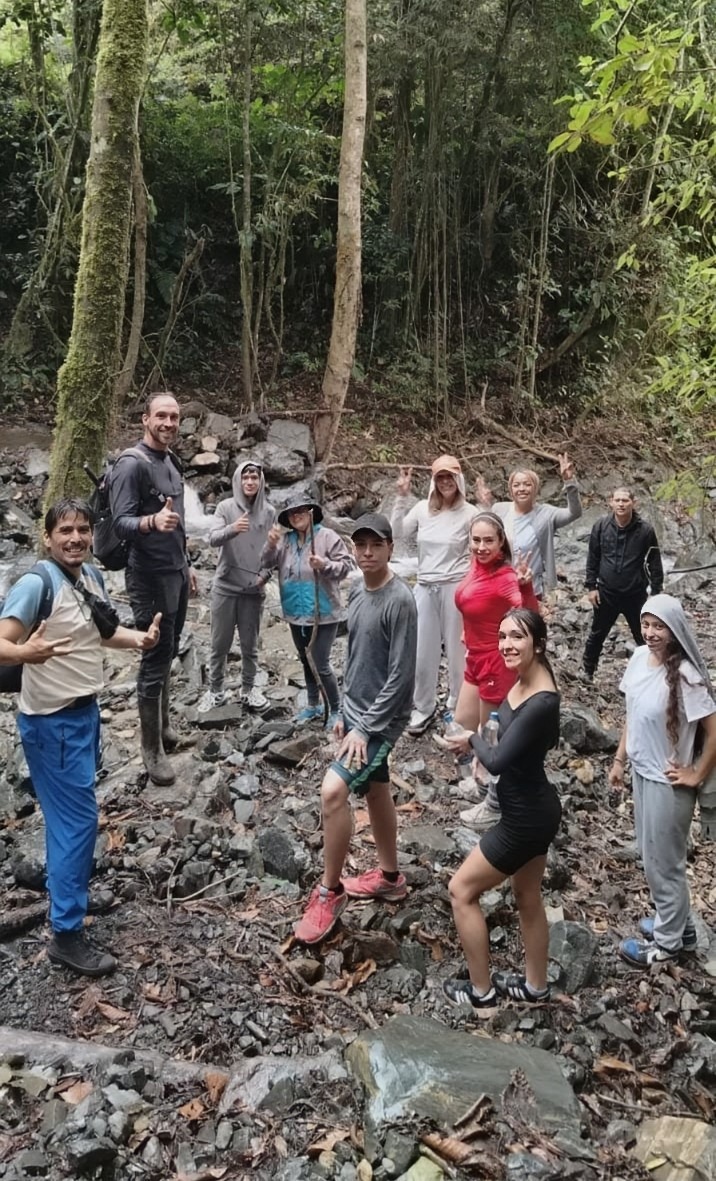 Inicio del sendero hacia la Ruta El Fierro desde la Oficina de Turismo.