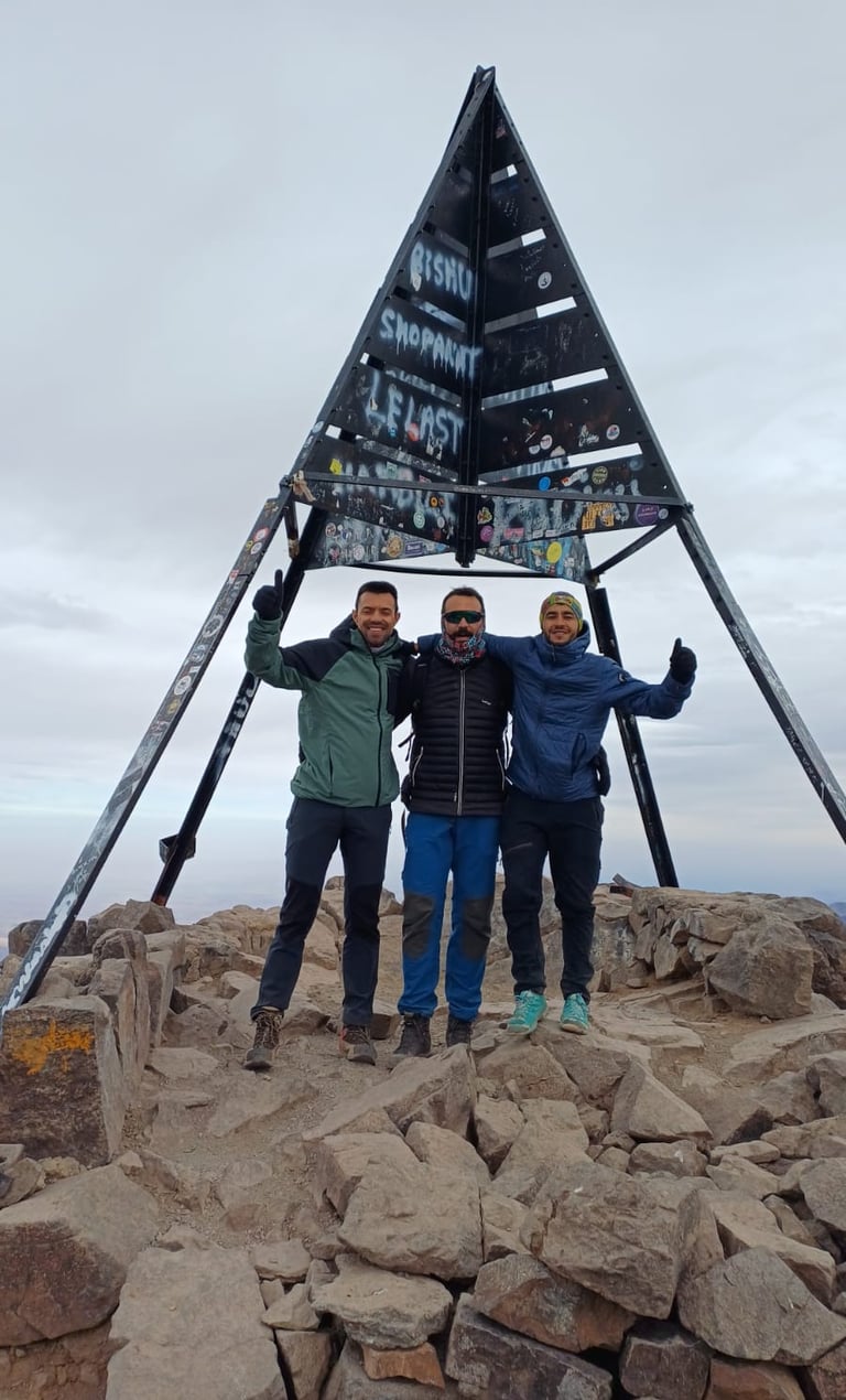 cumbre del Toubkal con Rafa, Salvador y Mohamedd