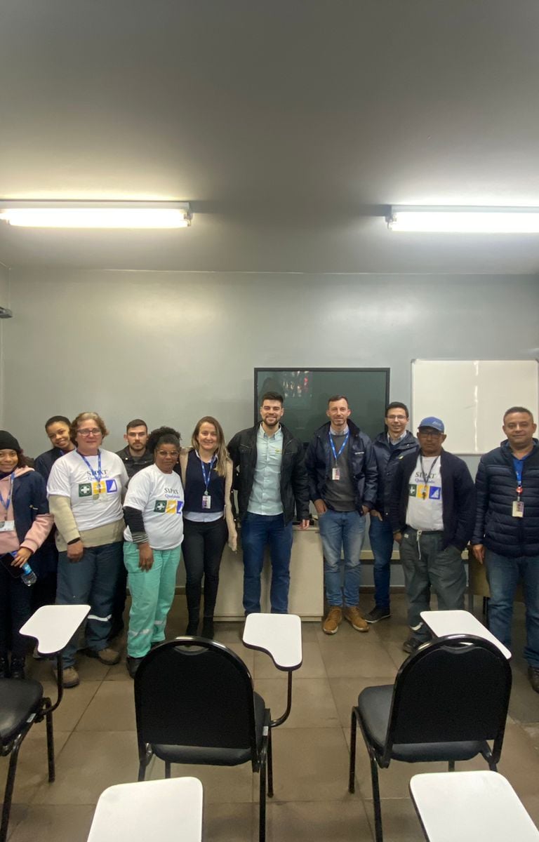 Capacitações personalizadas no ambiente da empresa, com foco operacional e certificação.
