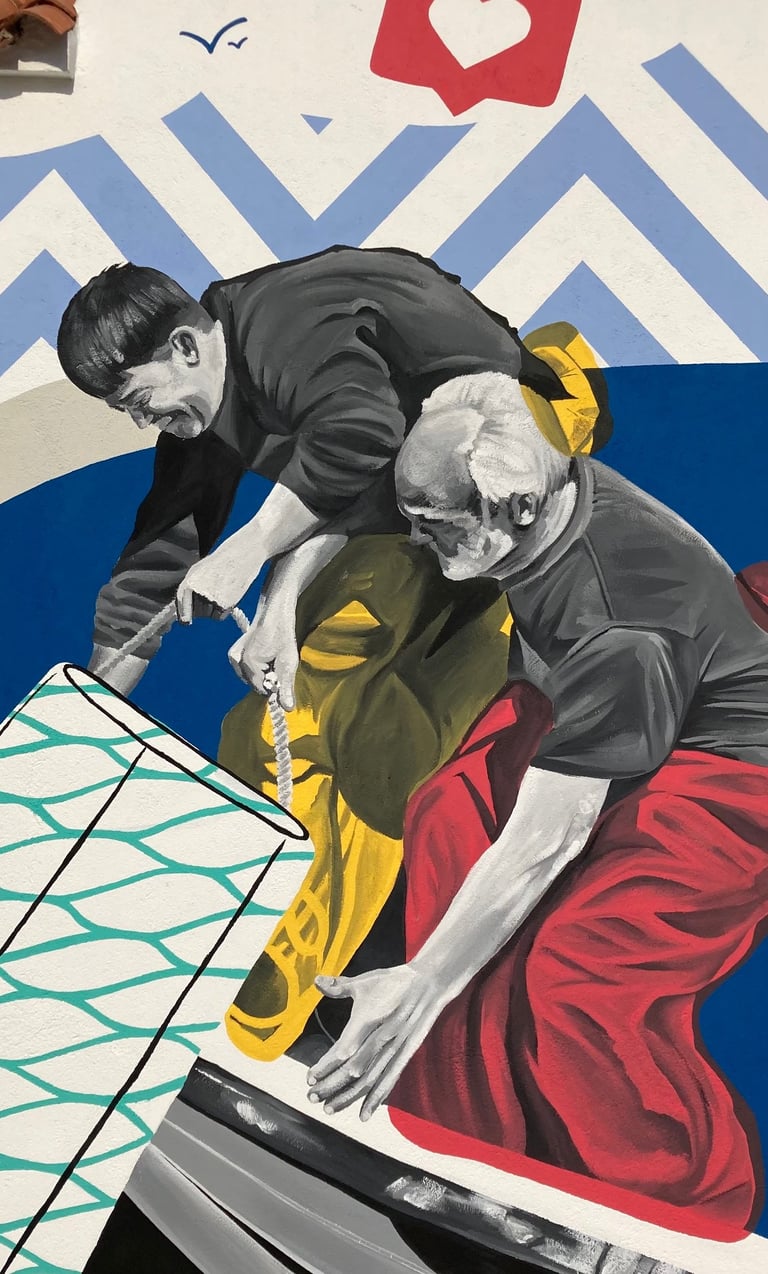 Fachada decorada con pintura plástica, obra de estilo figurativo contemporáneo. Amplias zonas de col