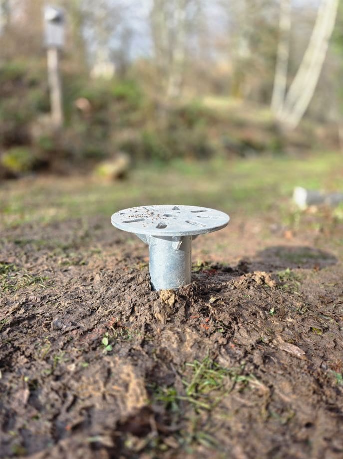 Pieu métallique dans un sol caillouteux rigide