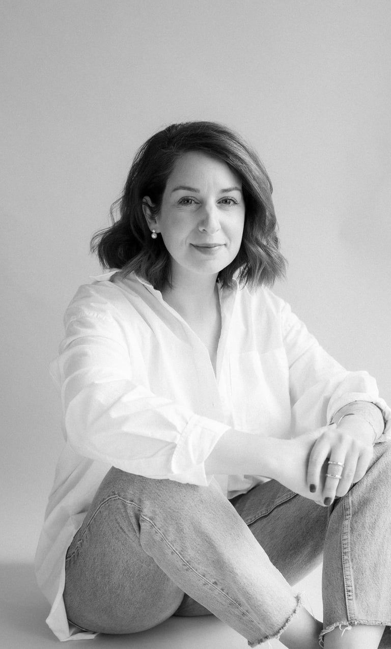 Photographe assise au sol.