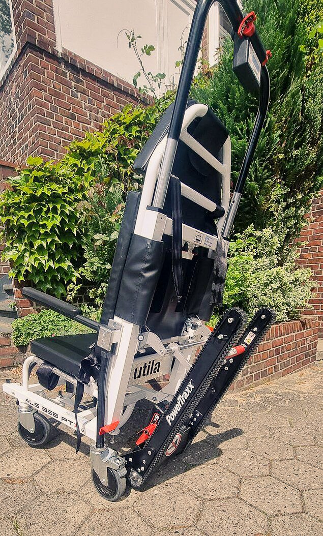 Tragestuhl vor Transporter-Rampe.