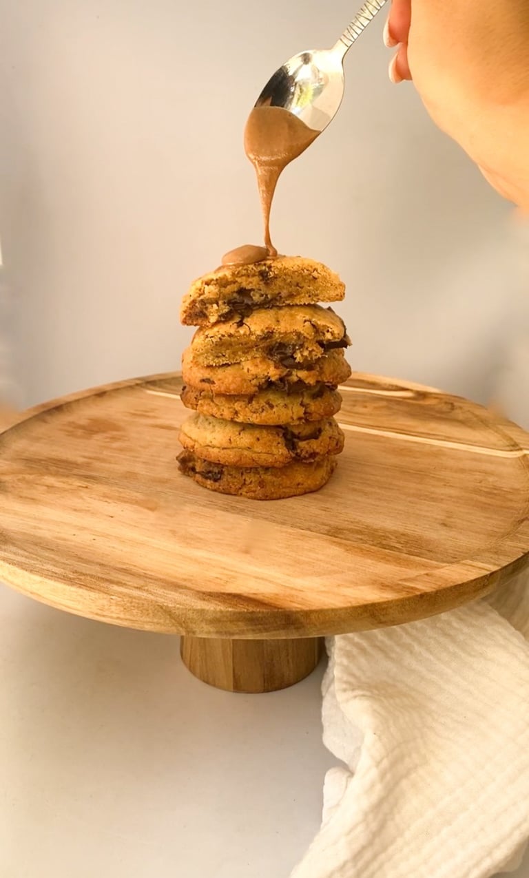 ganache chocolat coulant sur une pile de cookies