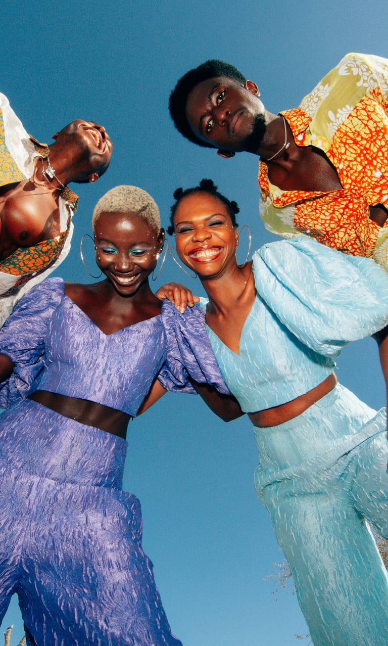 Groupe jeunes hommes et femmes africains en tenues wax