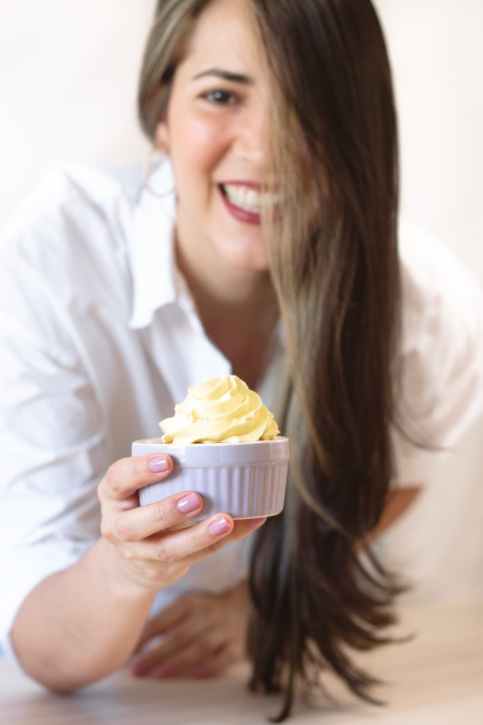 Yessara Lara, pastelera artesanal en Madrid, presentando una mini tarta casera hecha con intención