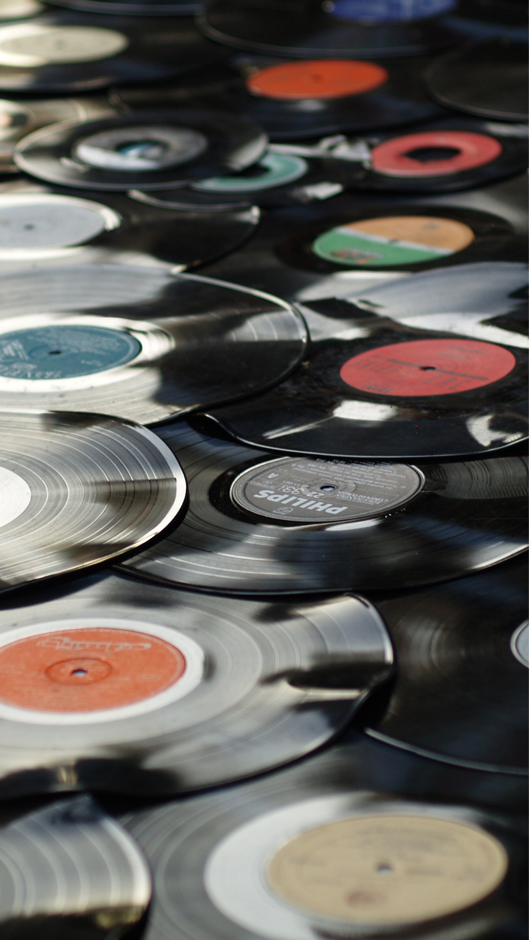 vários discos de vinil espalhados