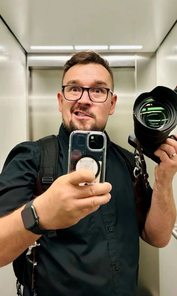 Zdjęcie fotografa w windzie wykonane iPhone 16 pro