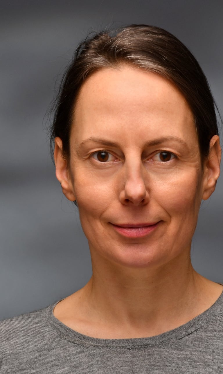 Photo of the consultant, showing a middle-aged woman with brown eyes and brown hair.