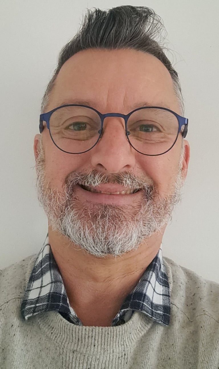 a man with glasses and a beard and a beard,Cyrus Energéticien