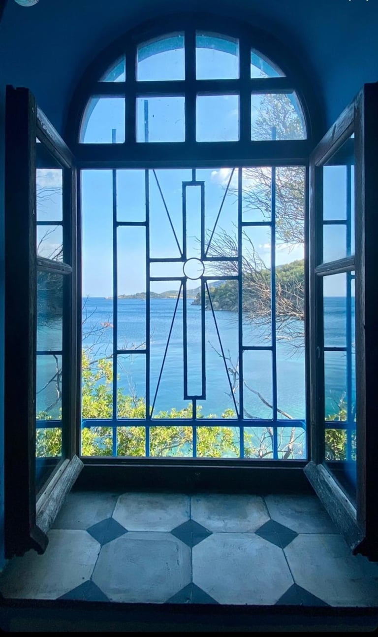 Intérieur de la chappelle de Skala Ermogenis en Grèce, sur l'île de Lesbos