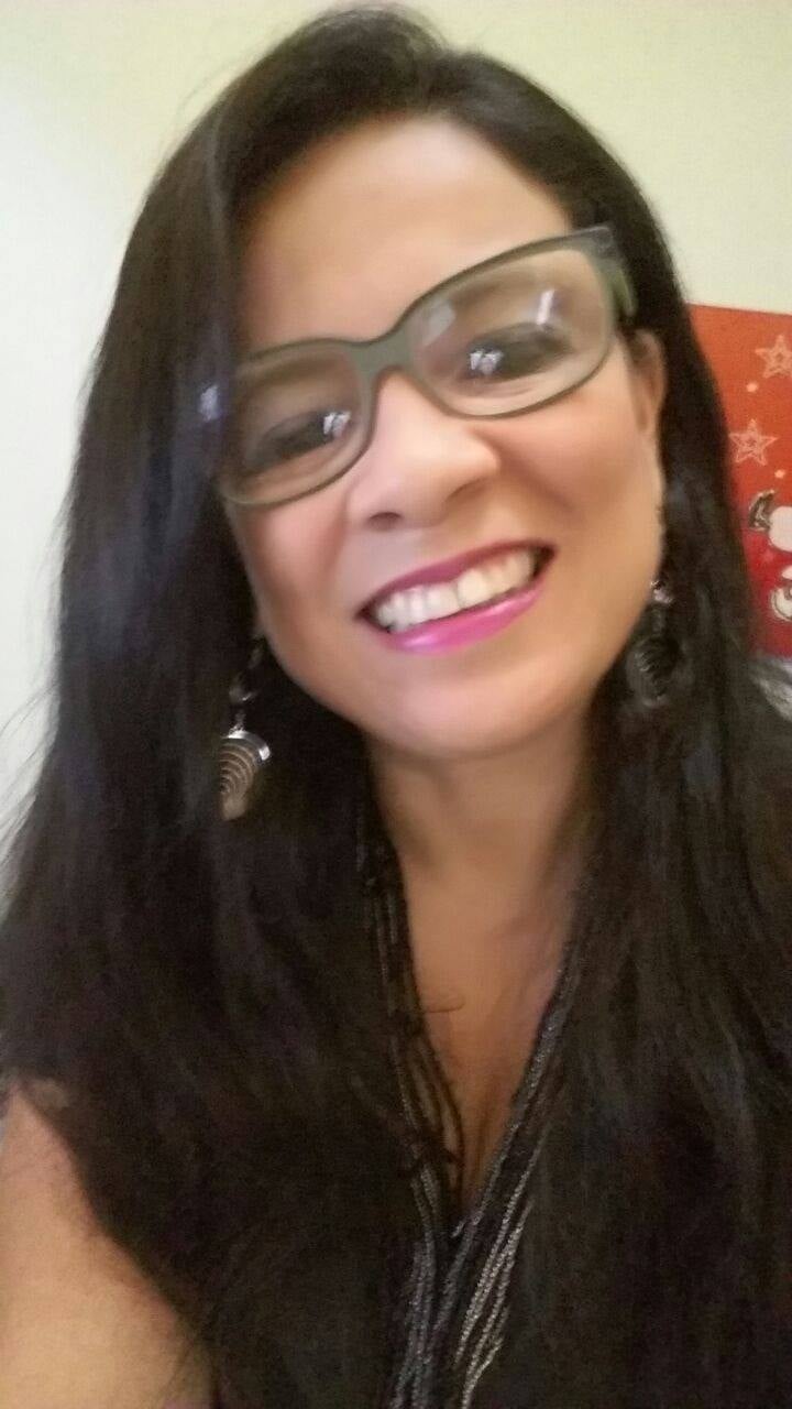 “Patty Liger sorrindo — autora e estrategista, fundadora do byP.LO”; contraste AA/AAA;