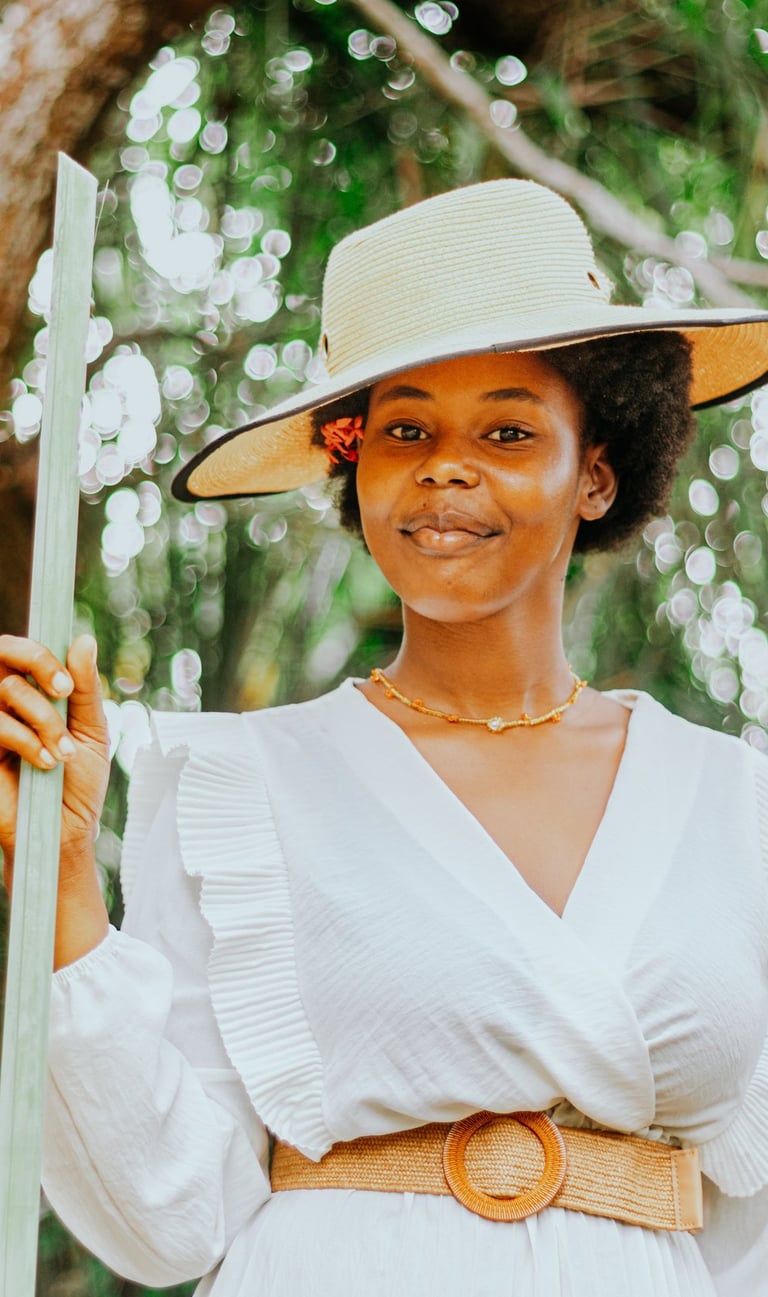 Fille noire avec un chapeau a la compagne, femme noire avec robe blanche