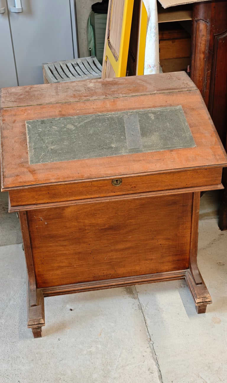 Ancien bureau d'écolier avant restauration