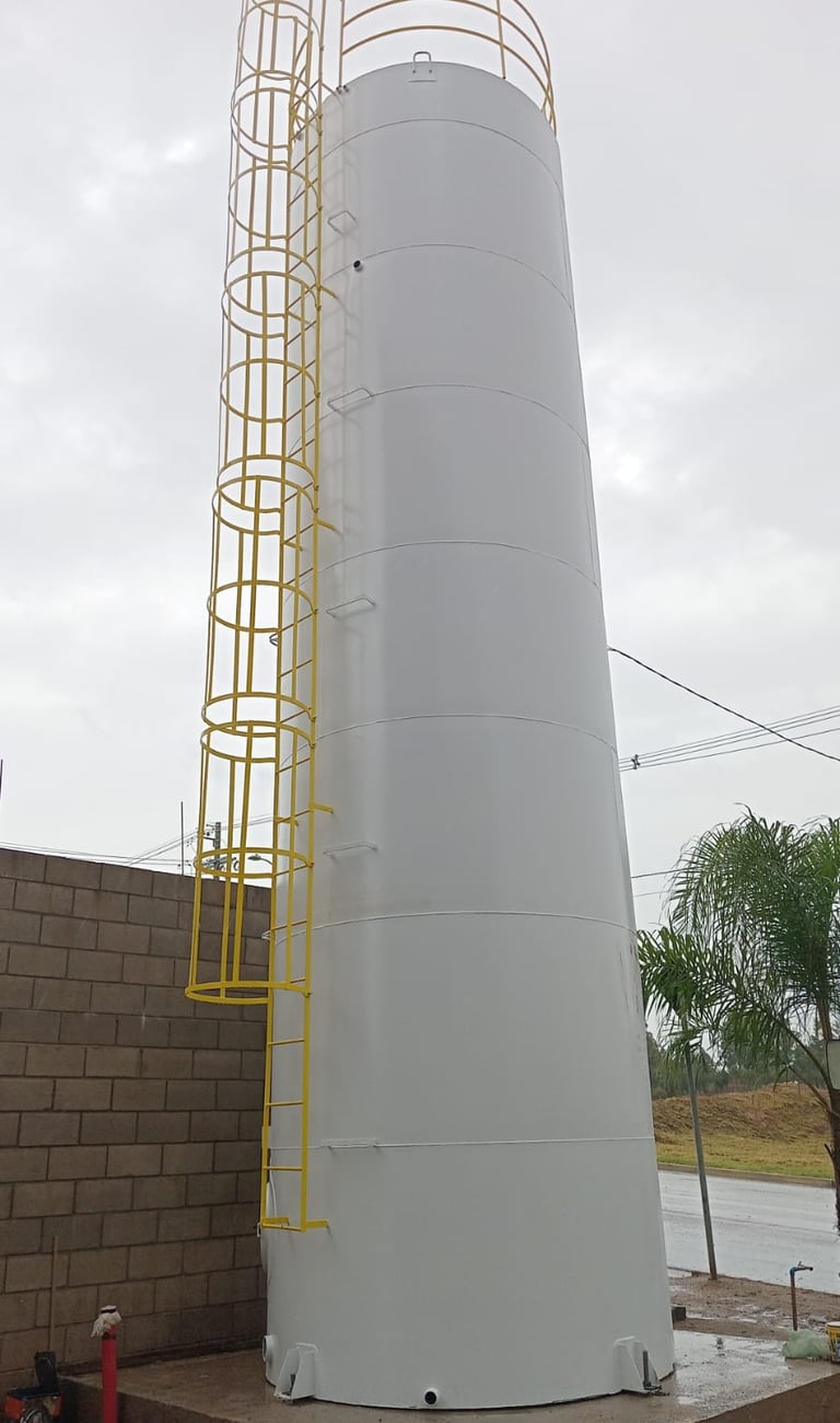 Reservatório metálico industrial com escada de acesso