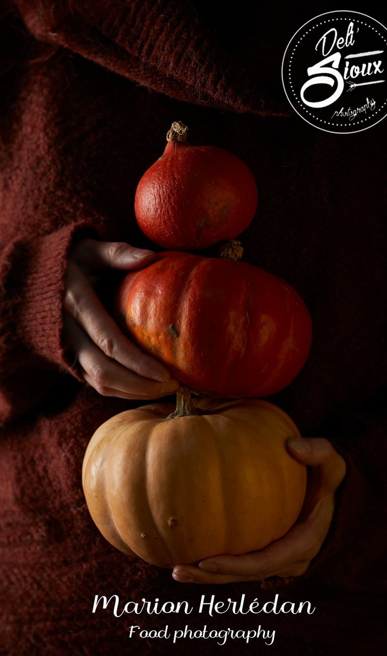 photo culinaire 3 potirons empilés tenus par 2 mains