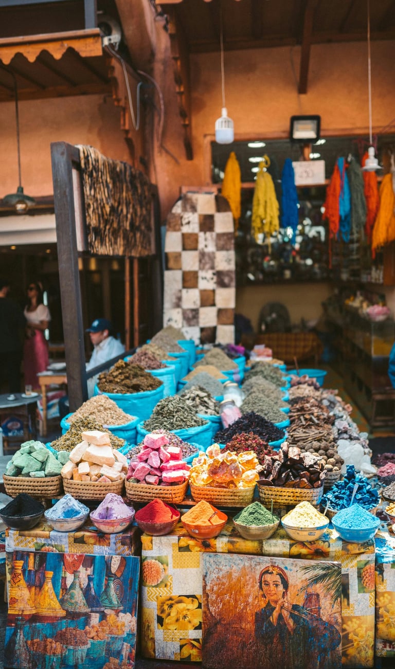 Inicio de tours desde Marrakech en la plaza Jemaa el-Fna con ambiente local