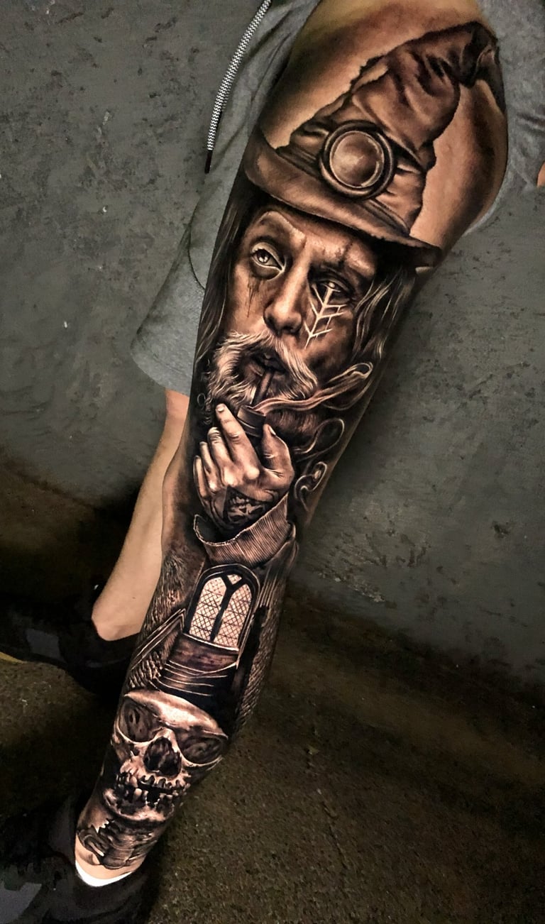 Close em tatuagem realismo preto e branco com alto contraste