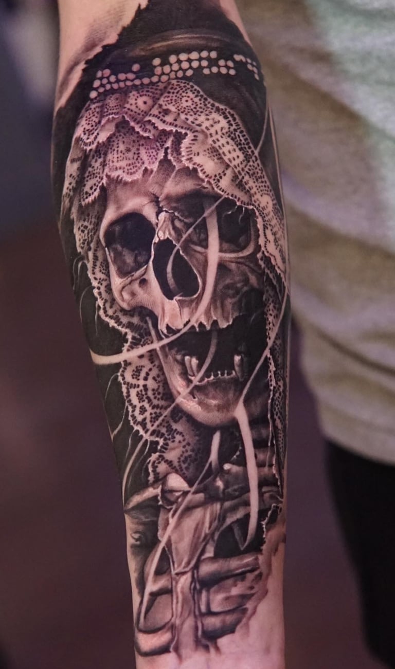 Tatuagem realista masculina em preto e branco