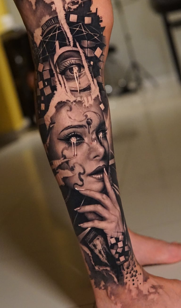 Detalhe de tatuagem realismo preto e branco cicatrizada