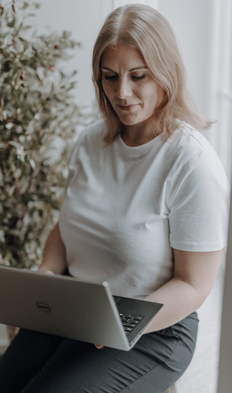 HR Consulting & Interimslösungen mit Laptop