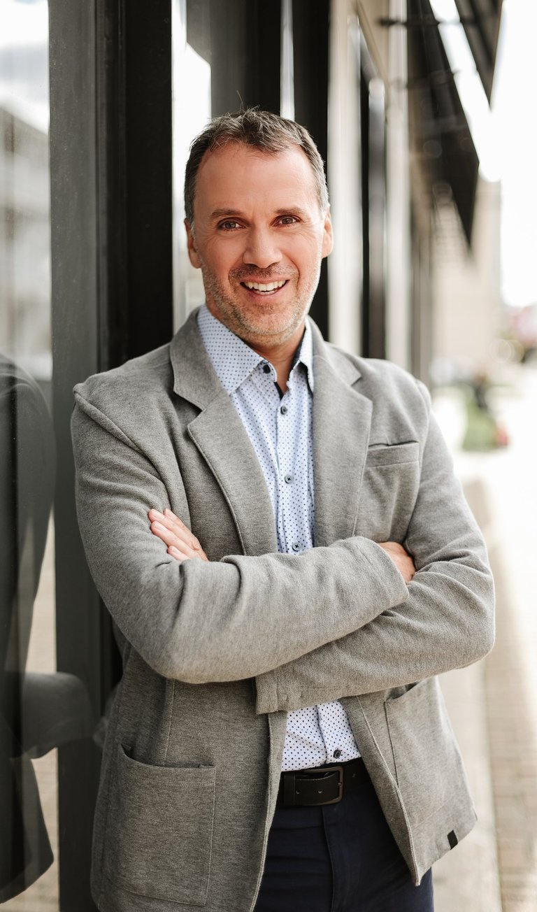 Martin Doucet, fondateur de Coaching Eureka, prêt à accompagner vos projets.