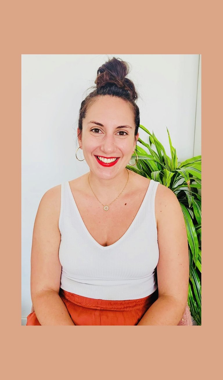 Portrait professionnel Giulia, masseuse -énergéticienne bien-être féminin et périnatalité