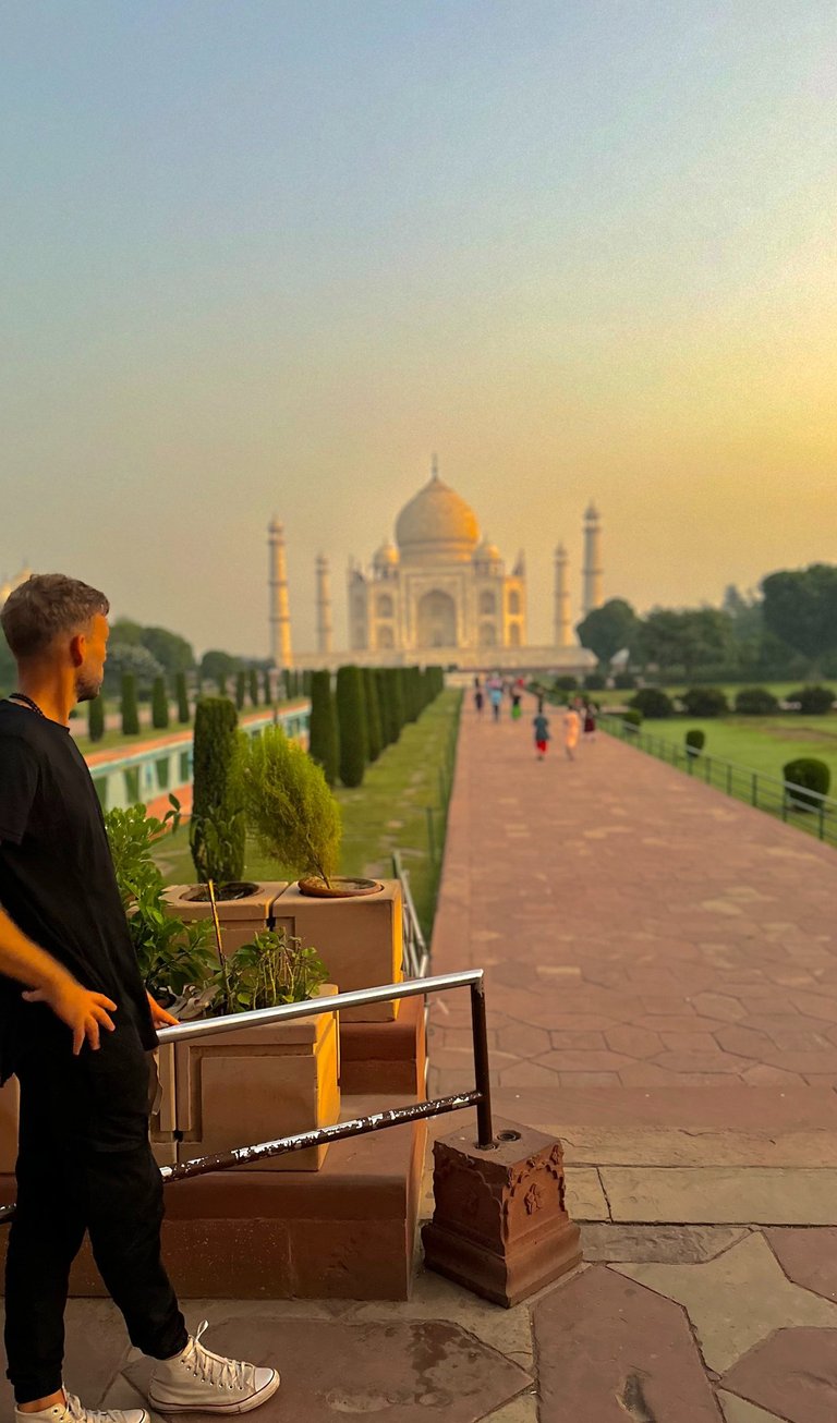 Sébastien, Travel Planner expert en Thaïlande, devant le Taj Mahal