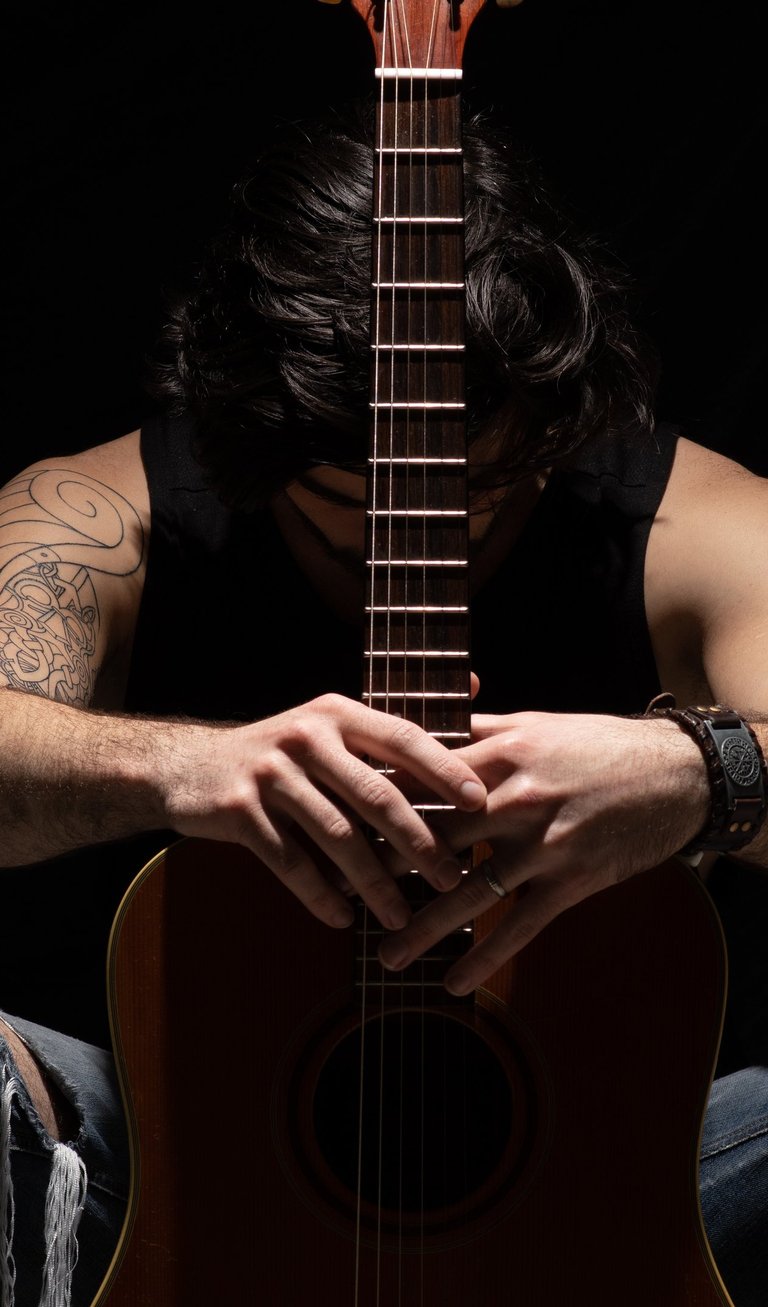 Anthony Vuillemin Photographe, en train de tenir une guitare